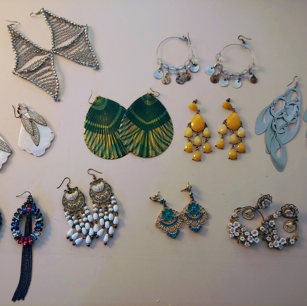 Lot of 10 statement earrings.